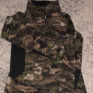 Women’s medium camo Under Armour hoodie